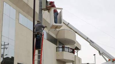 Personal de una empresa privada trabaja en la instalación de las cámaras en la zona céntrica. Foto: Efraín Molina