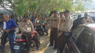 Una veintena de guardias de seguridad suspenden labores por la falta de pago por parte de una empresa de seguridad.