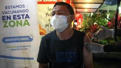 Un hombre recibe una dosis de la vacuna Pfizer-BioNTech contra la enfermedad del nuevo coronavirus en Cali, Colombia.