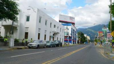 La primera calle es uno de los lugares por donde desfilan los estudiantes.