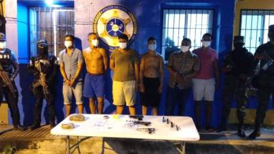 Los pandilleros al momento de ser presentados por la Policía en La Ceiba.