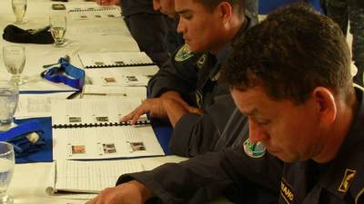 Los policías reciben el diplomado en dos partes: la teórica con ilustraciones y la práctica.