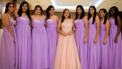 Melly Fabiana Juárez Rivera acompañada por su cortejo.