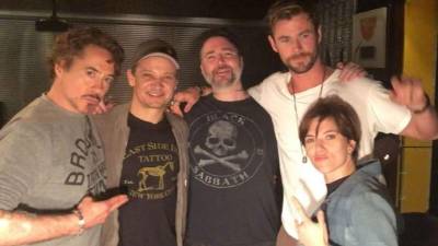 (i-d) Robert Downey Jr., Jeremy Renner, Joshua Lord, Chris Hemsworth y Scarlett Johansson. Foto Instagram @robertdowneyjr