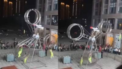 Tres acróbatas presentaban el show en una rueda giratoria.