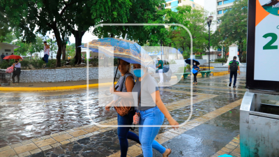 Tras un verano que se prolongó por efectos del fenómeno de La Niña, sampedranos volvieron a sacar sus paraguas.