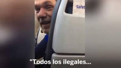 El estadounidense fue bajado del avión.