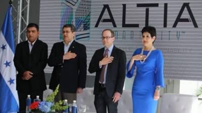 El presidente Juan Orlando Hernández, segundo de izquierda a derecha, participó de la en inauguración de torre Altia.
