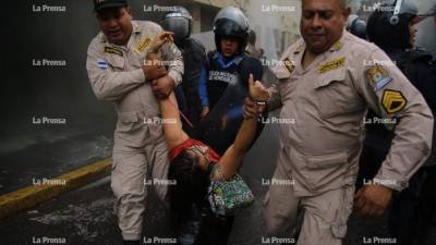 A raíz de la aprobación de los decretos de reestructuración en salud y educación, el sector magisterial y de salud ha realizado marchas de protesta.Este lunes, decenas de personas quedaron atrapadas en la Alcaldía Municipal del Distrito Central (AMDC), conformada por Tegucigalpa y Comayagüela, zona central de Honduras, después de que se incendiaran dos edificios municipales.Momento en que rescataban a quienes quedaron atrapados dentro de un edificio municipal en Tegucigalpa.