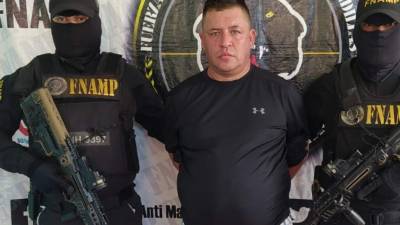 Iván Darío García Proveda siendo custodiado por agentes antimaras.