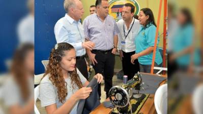 El alcalde Armando Calidonio en uno de los talleres de un centro de alcance en el barrio Las Palmas.