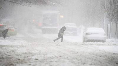 Una mujer camina bajo la nieve en Nueva York, Estados Unidos. EFE/Archivo