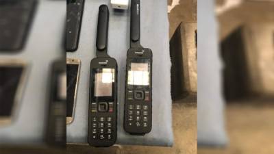 Dos de los teléfonos satelitales decomisados en la cárcel de Ilama, Santa Bárbara.