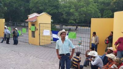 Varios hombres protestan en el occidente de Honduras.