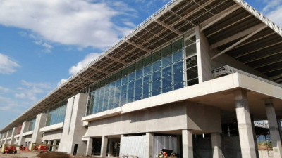 Obra. Concluido el muro de vidrio en la parte que comprende el puerto de embarque que conectará las siete mangas con los aviones.