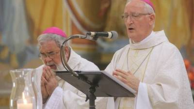 El obispo auxiliar Rómulo Emiliani junto al obispo Ángel Garachana durante la celebración de la misa este miércoles 23 de marzo de 2016.