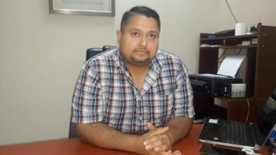 Miguel Fernando Ruíz trabaja como notario en la ciudad industrial del país.