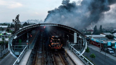 Trenes quemados, mientras en la capital chilena los dos principales frentes de batalla fueron la céntrica Plaza Italia y la comuna de Maipú, adonde los militares tuvieron que acudir con tanquetas e incluso tuvieron que disparar al aire para tratar de disuadir a los violentos. Fotos AFP/EFE
