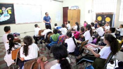 Según las autoridades de Educación de Honduras se van a adoptar medidas de bioseguridad con la fumigación de planteles educativos, desinfección de aulas y dotación de kit de bioseguridad.