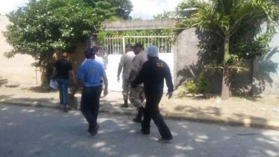 Los bomberos se hicieron presentes al lugar para extraer el cuerpo de Carlos Reconco Gaekel (48) debido a su obesidad.