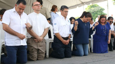 El alcalde Armando Calidonio junto al padre Vicente Nácher, el presidente Juan Orlando Hérnández y la Primera Dama Ana Carías de Hernández.
