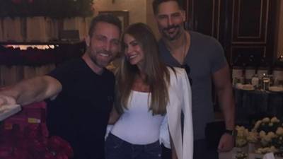 Así lució la actriz en una de las cenas de despedida de soltera con amigos.