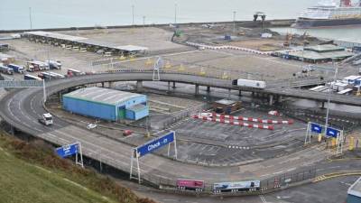 Una vista general muestra la terminal de ferry vacía en el puerto de Dover en Kent, sureste de Inglaterra. Foto AFP