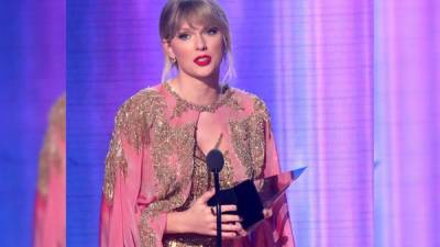 Taylor Swift recibió el AMA's a Artista del año.