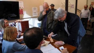 Un hombre vota en una mesa electoral durante las elecciones generales de Uruguay en Montevideo. Foto AFP