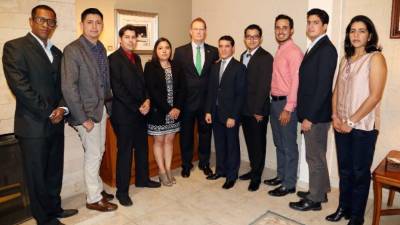 Michael Ávila, Jhony Ríos, César Gallardo, Sharon Salinas, el embajador James Nealon, Carlos Espinoza, Juan Laínez, Edwin Rajo, Marco Meza y Melina Torres.