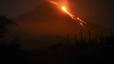 El volcán Pacaya entra en erupción, visto desde la aldea Rodeo, en el municipio de San Vicente Pacaya, a unos 50 km al sur de la ciudad de Guatemala. Foto AFP
