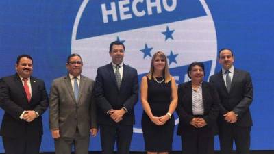 La vicepresidenta de Imagen Corporativa de Grupo Financiero Ficohsa, Bianka Culotta, junto a los empresarios Rafael Medina y Armando Urtecho, el secretario de Desarrollo Económico Arnaldo Castillo, Violeta Cruz y Eduardo Kafati.