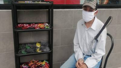 El emprendedor se encuentra vendiendo pulseras cerca de colonia La Tara. Foto: Orlin Martínez