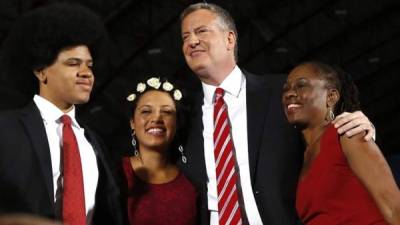 (FILES) In this file photo taken on April 05, 2020, New York Mayor Bill de Blasio welcomes medical members of the US Navy at the Jacob K. Javits Center n New York. - New York's mayor sparked controversy after he broke up crowds gathering for a rabbi's funeral and threatened arrests, with religious leaders accusing him of unfairly targeting the Jewish community. Hundreds of Orthodox Hasidic Jews lined streets in the Williamsburg area of Brooklyn late April 28, 2020 to pay their respects to 73-year-old Chaim Mertz who died from COVID-19. (Photo by Bryan R. Smith / AFP)