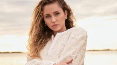 La cantante posó para la revista en donde habló sobre su sexualidad y su reciente matrimonio con Liam Hemsworth y aprovechar para dejar claro que ella es una rebelde con causa.
