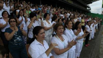 Unas mil personas pidieron con devoción por el cese de la violencia en Honduras y el mundo. Foto: Amílcar Izaguirre.