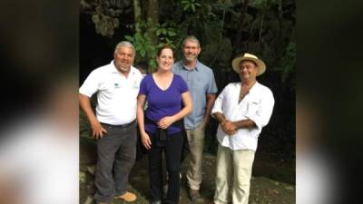 La encargada de Negocios de la Embajada de Estados Unidos, Heidi Fulton, en su visita a las cuevas en Olancho.