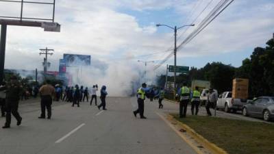 Policías antimotines desalojaron la vía en el bulevar del este de San Pedro Sula.