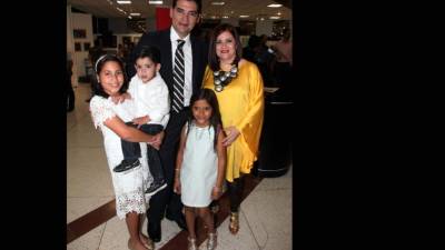 Carlos Girón y Carolina Carías con los pequeños Daniela Irías, Nicolás Matuty y Lucía Saenz.