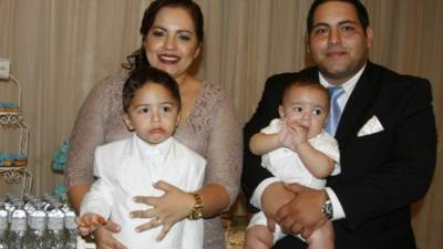 Regina y Jorge Abuid con sus hijos Karim y Nicholás durante la celebración católica.