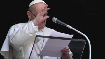 El papa Francisco pronuncia la oración dominical del Ángelus desde la ventana de su estudio con vista a la Plaza de San Pedro. Foto AFP