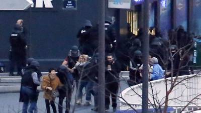 El secuestrador de la tienda judía murió.