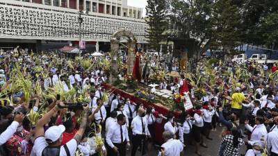 Fieles católicos participan en la tradicional procesión del Domingo de Ramos.