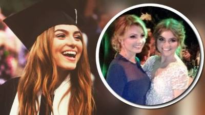 Sofía Castro junto a su madre Angélica Rivera en la graduación.