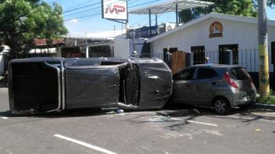 Imagen de archivo: un vehículo tipo turismo recibió el impacto de un pick up provocando que este se volcara en una calle del barrio Suyapa.