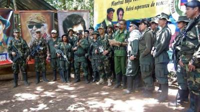 Entre quienes le acompañan se puede ver a Seuxis Paucias Hernández y a Hernán Darío Velásquez, quienes hace meses dejaron de cumplir sus compromisos con la Justicia Especial para la paz. Foto AFP