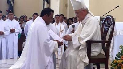 Monseñor Ángel Garachana impuso las manos al nuevo sacerdote Ángel Rolando Flores, originario de Lempira, durante la eucaristía. Foto: José Cantarero