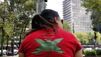 Una mujer asiste a una manifestación en Ciudad de México en septiembre.