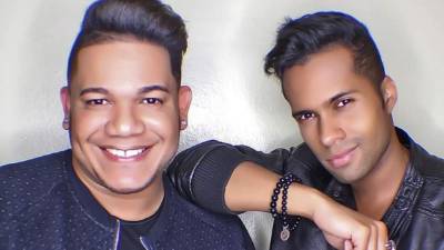 Ronny Mercedes de raíces hondureñas y dominicana con su compañero de duo Gio D'oleo.
