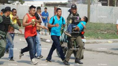 Personas gaseadas y puntos bloqueados ha dejado la manifestación de taxistas este lunes en San Pedro Sula.